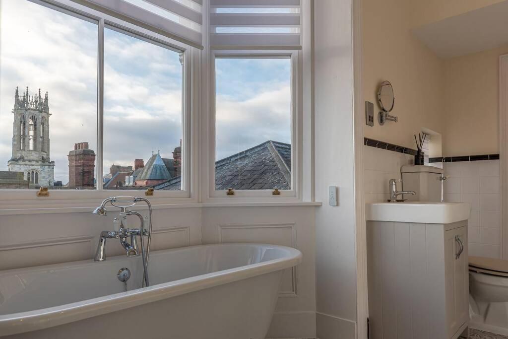 יורק Luxury Apartment Rowntree House Across From The Shambles מראה חיצוני תמונה