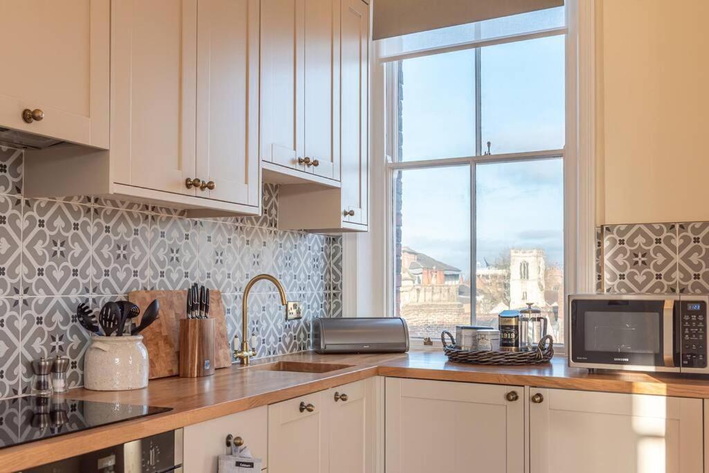 יורק Luxury Apartment Rowntree House Across From The Shambles מראה חיצוני תמונה