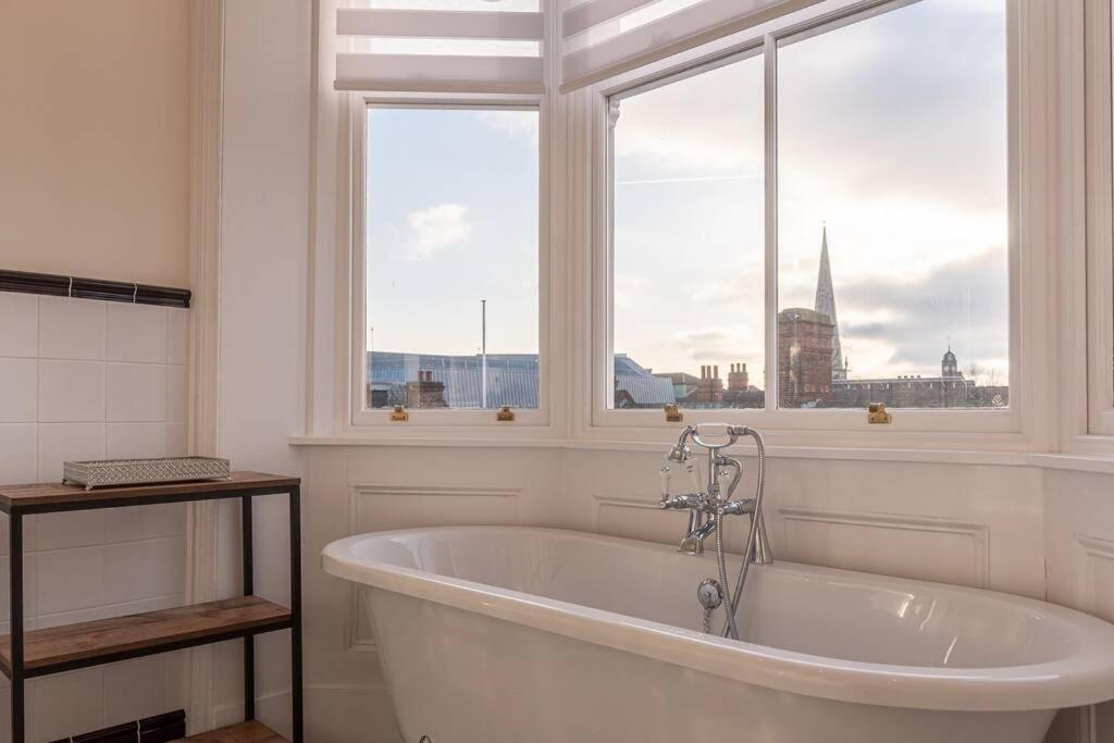 יורק Luxury Apartment Rowntree House Across From The Shambles מראה חיצוני תמונה